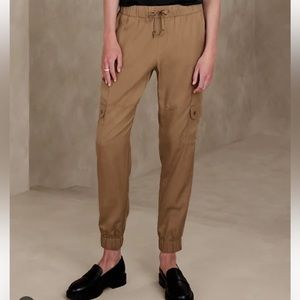 NEW! Banana Republic Tencel Cargo Joggers - Camel, size 12 Petite